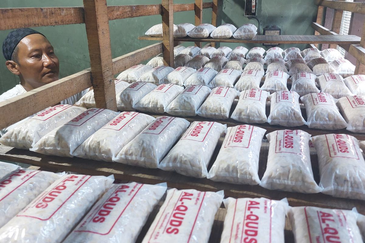 Perajin tempe di Karanganyar sedang memproses kedelai